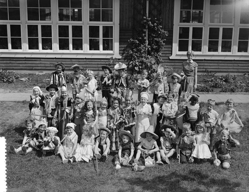 Afscheidsfeest_kinderen_Voorbereidende_school_Uiterwaardenstraat_(gekostumeerde),_Bestanddeelnr_906-5603