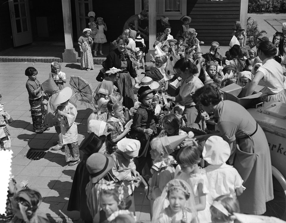Afscheidsfeest_kinderen_Voorbereidende_school_Uiterwaardenstraat_(gekostumeerde),_Bestanddeelnr_906-5616