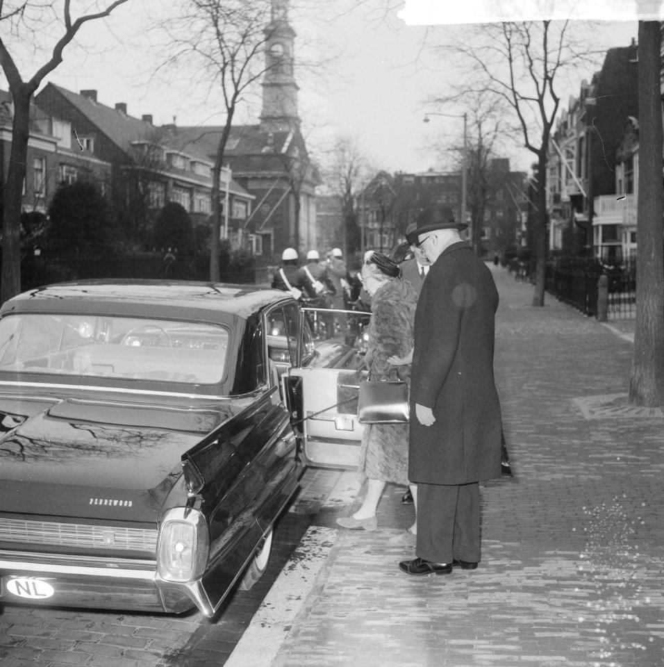 Afscheid_burgemeester_Van_Walsum_van_Rotterdam,_instapp_voor_ambtswoning,_Bestanddeelnr_917-4645