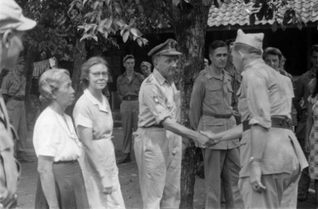 Afscheid_door_de_compagnie_2-1-8_R.I._van_kolonel_prof._dr._L.M.G._Baas_Becking…,_Bestanddeelnr_98-3-2