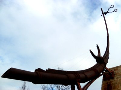 Aeolian_Harp_armature_in_Oodena_Celebration_Circle_at_The_Forks,_Winnipeg