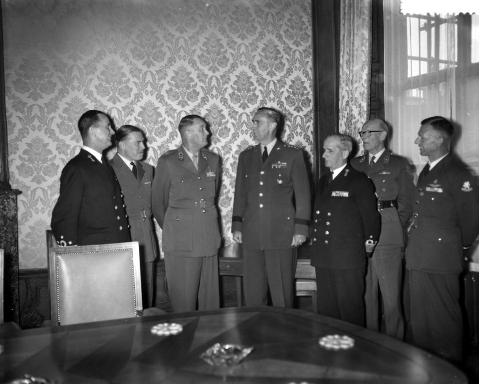 Afscheid_Amerikaanse_Generaal_Cortland_Renselaer_Schuyle_op_Ministerie_van_Defen,_Bestanddeelnr_910-7202