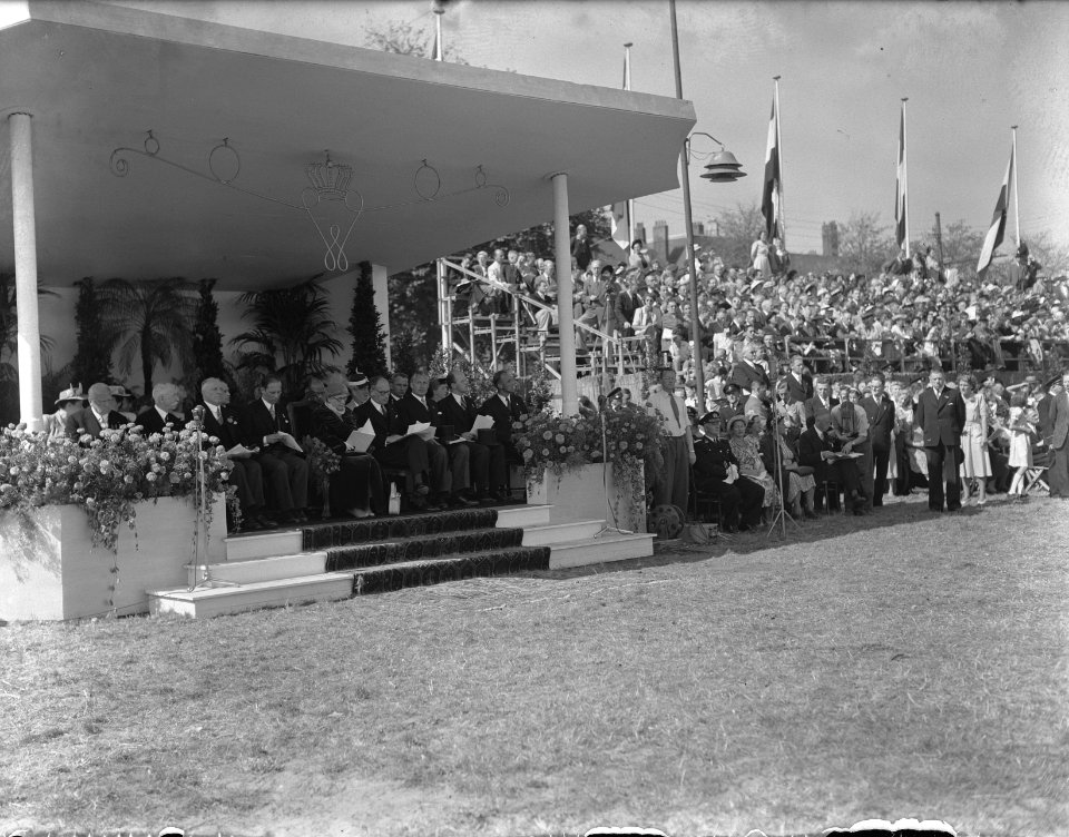 Afscheidshulde_van_de_Haagse_burgerij_Aubade_op_het_Malieveld_in_Den_Haag,_Bestanddeelnr_900-0008