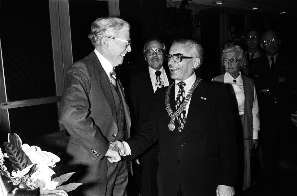 Afscheid_directeur_PRO-Amsterdam,_ir_G_H_Meijer_,_burgemeester_Polak_schudt_i,_Bestanddeelnr_929-6912