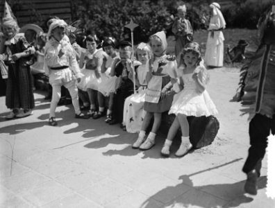 Afscheidsfeest_kinderen_Voorbereidende_school_Uiterwaardenstraat_(gekostumeerde),_Bestanddeelnr_906-5614