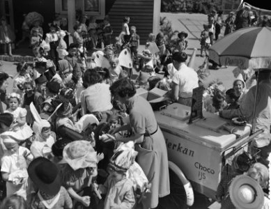 Afscheidsfeest_kinderen_Voorbereidende_school_Uiterwaardenstraat_(gekostumeerde),_Bestanddeelnr_906-5613