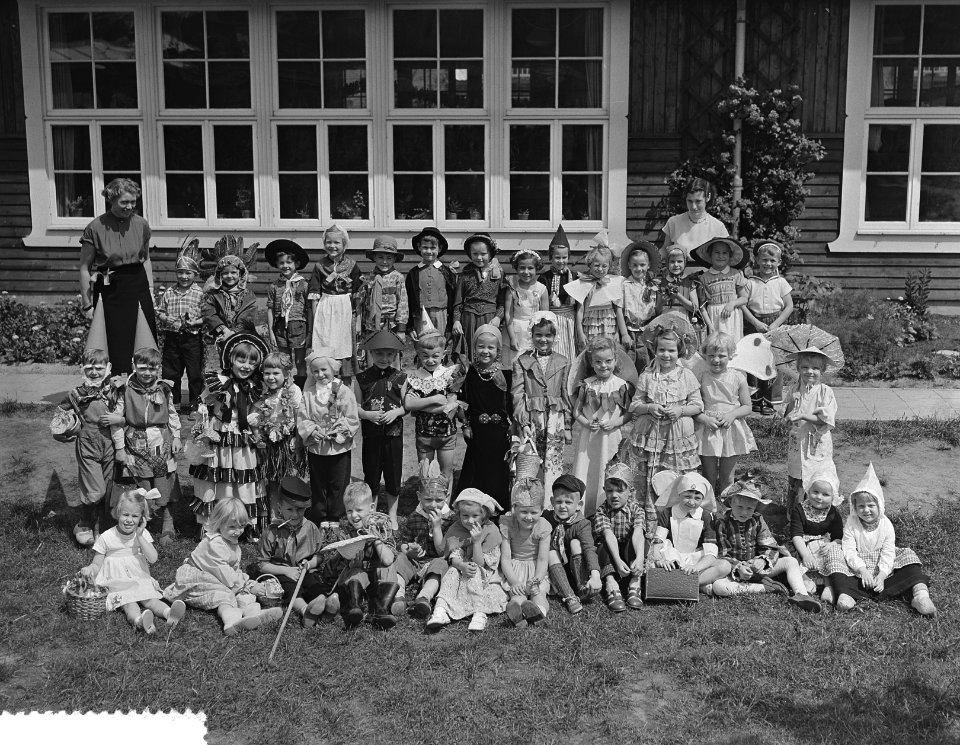 Afscheidsfeest_kinderen_Voorbereidende_school_Uiterwaardenstraat_(gekostumeerde),_Bestanddeelnr_906-5599