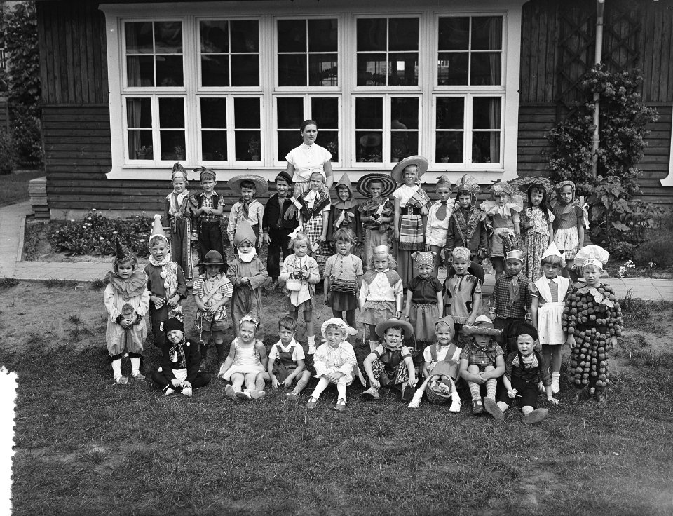Afscheidsfeest_kinderen_Voorbereidende_school_Uiterwaardenstraat_(gekostumeerde),_Bestanddeelnr_906-5596