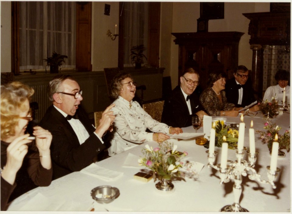 Afscheidsdiner_voor_wethouder_L.D._van_den_Berg_(CDA)_met_v.l.n.r._A._Thuis,_mevr._Van_den_Berg,_burgemeester_J._Reehorst._NL-HlmNHA_54014090_01
