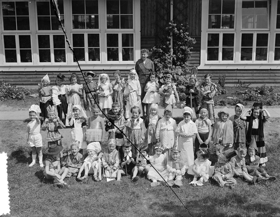 Afscheidsfeest_kinderen_Voorbereidende_school_Uiterwaardenstraat_(gekostumeerde),_Bestanddeelnr_906-5597