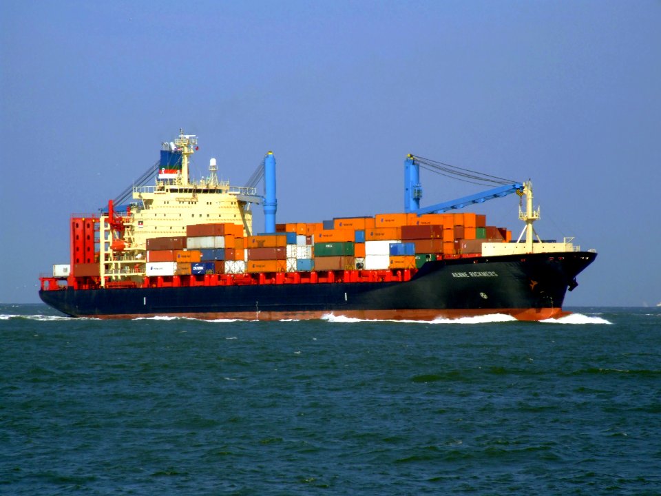 Aenne_Rickmers_IMO_9152753,_approaching_Port_of_Rotterdam,_Holland_19-Apr-2007