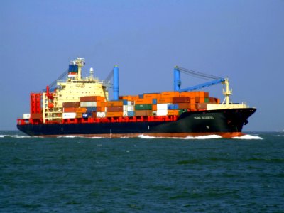 Aenne_Rickmers_IMO_9152753,_approaching_Port_of_Rotterdam,_Holland_19-Apr-2007