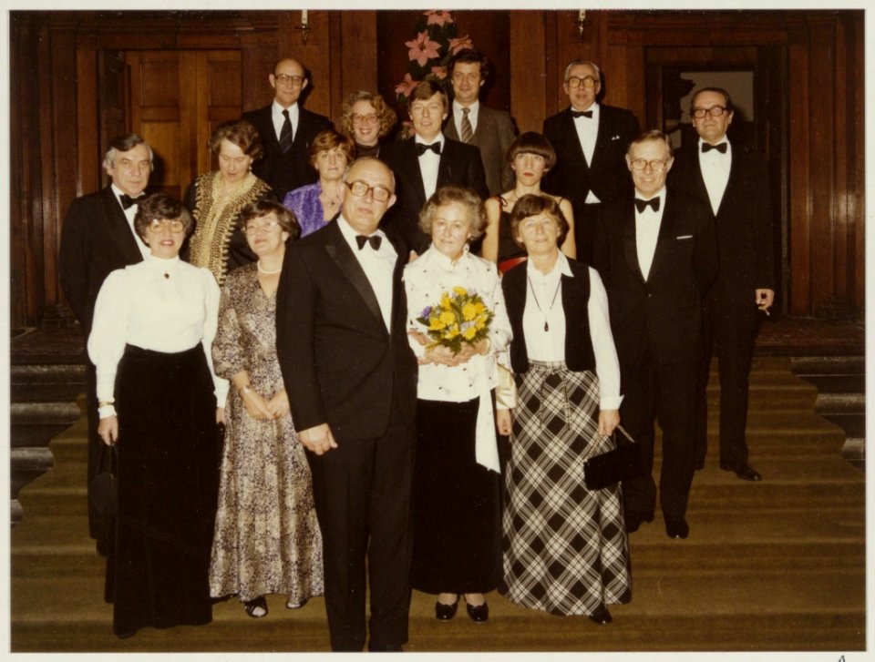 Afscheidsdiner_voor_wethouder_L.D._van_den_Berg_groepsfoto's_in_de_Gravenzaal._NL-HlmNHA_54014083_01
