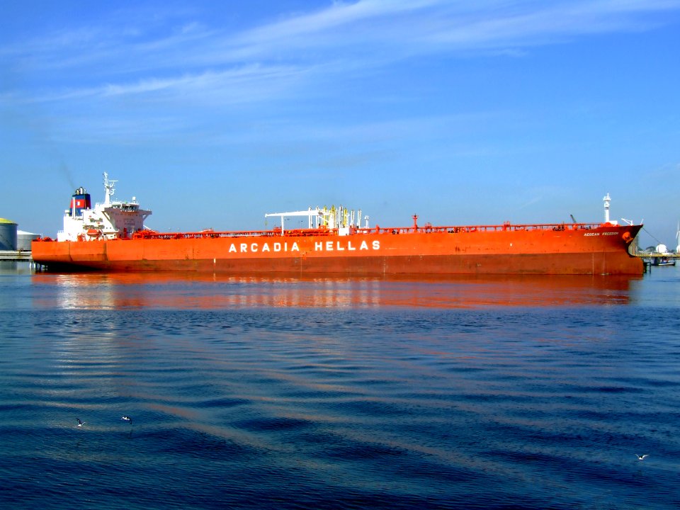 Aegean_Freedom_p4_at_the_'7e_Petroliumhaven',_Port_of_Rotterdam,_Holland_19-Jul-2007