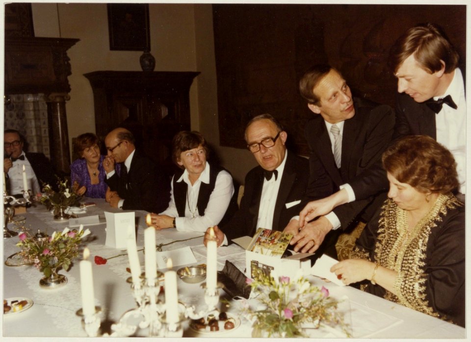 Afscheidsdiner_voor_wethouder_L.D._van_den_Berg_(CDA),_5de_van_links._NL-HlmNHA_54014087_02