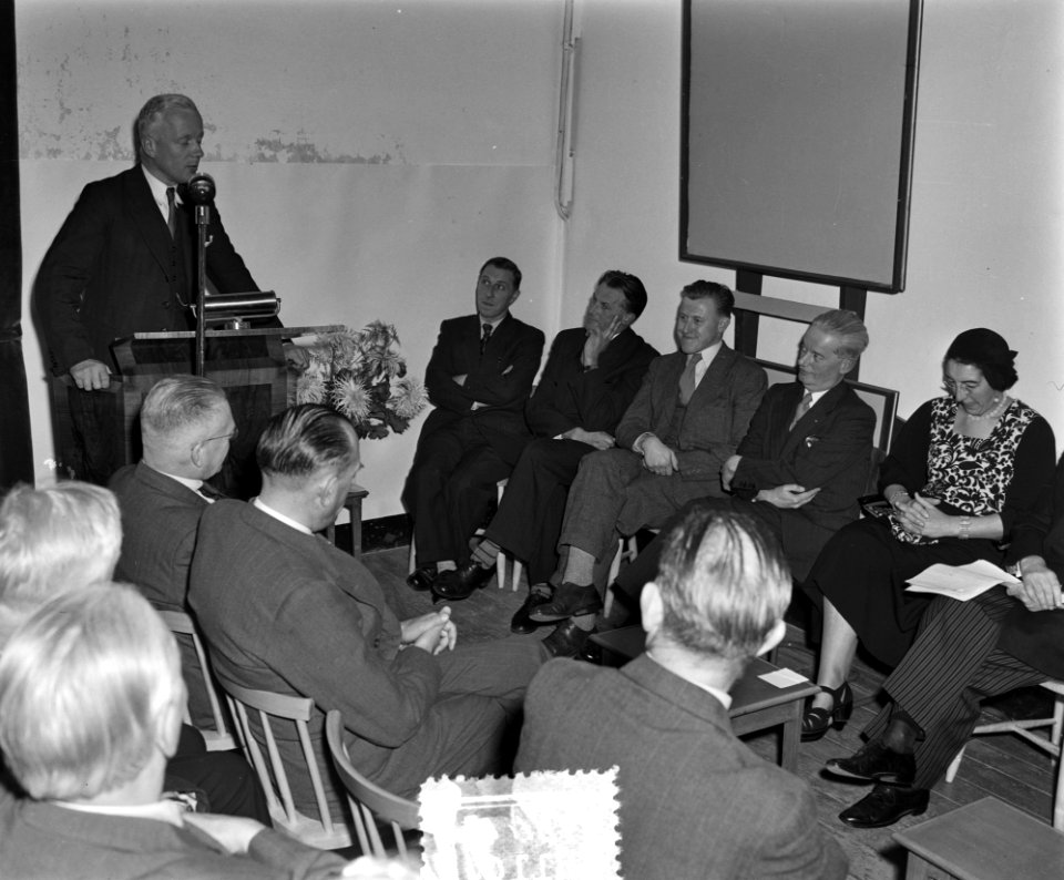 Afscheid_Ir._A.J._van_der_Steur_(met_Burgemeester_d_Ailly),_Bestanddeelnr_904-8110