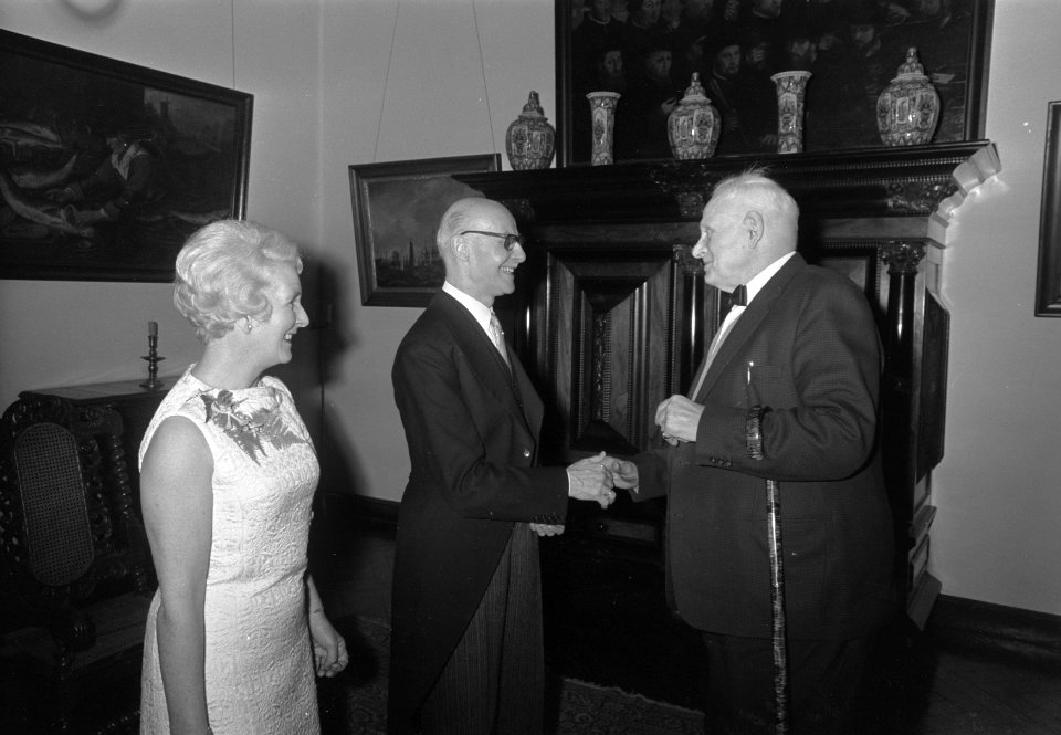 Afscheidsreceptie_mr._J.C._v.d._Berg_(gemeente_secretaris_van_Amsterdam)_de_heer,_Bestanddeelnr_922-0041