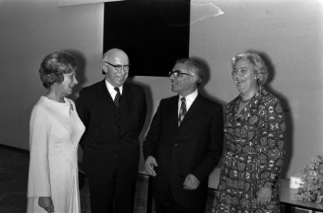 Afscheidsreceptie_oud_wethouder_Polak_van_Amsterdam,_echtpaar_Polak_en_echtpaar_,_Bestanddeelnr_926-4263