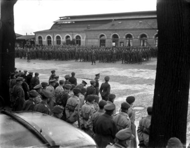 Afscheidsdefile_5e_en_9e_Regiment_Infanterie,_Bestanddeelnr_902-4744