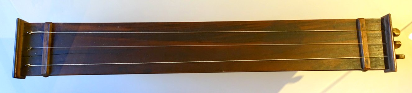 Aeolian_harp_made_by_Henry_David_Thoreau,_rosewood_-_Concord_Museum_-_Concord,_MA_-_DSC05638