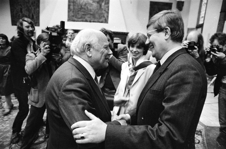 Afscheidsreceptie_in_Ridderzaal_van_Wiegel_(VVD)._Den_Uyl_neemt_afscheid_van_Wie,_Bestanddeelnr_932-1260