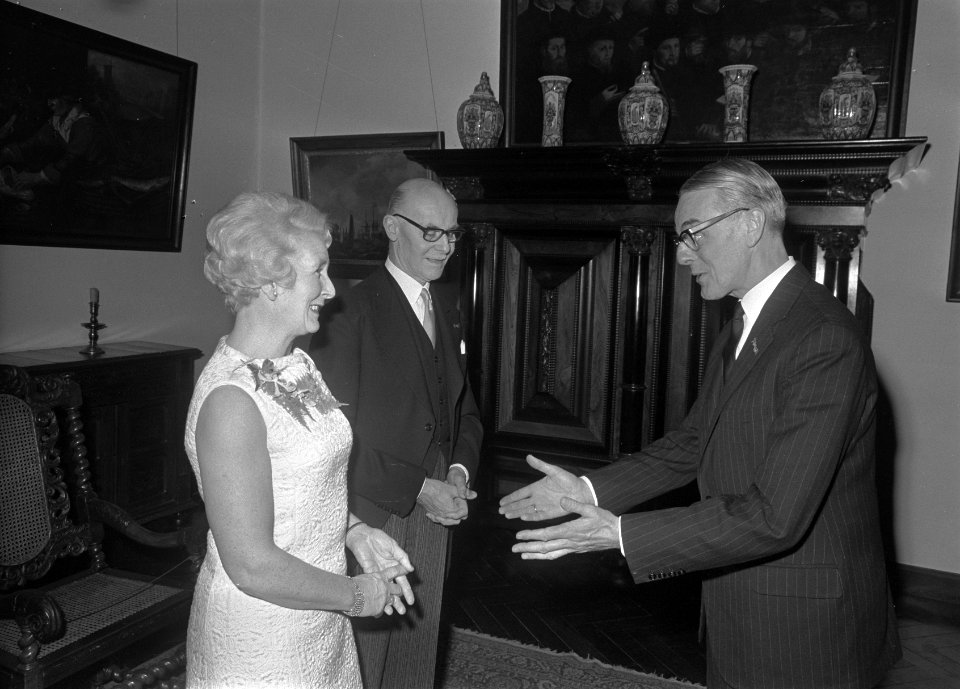 Afscheidsreceptie_mr._J.C._v.d._Berg_(gemeente_secretaris_van_Amsterdam)_dochter,_Bestanddeelnr_922-0040