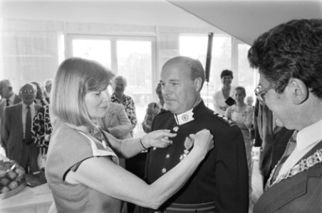 Afscheidsreceptie_hoofdcommissaris_Valken_van_Amsterdam_mevrouw_Valken_speldt_h,_Bestanddeelnr_933-9950