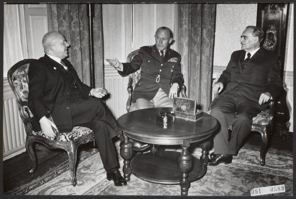 Afscheidsbezoek_van_generaal_Gruenther_in_gezelschap_van_de_minister_van_Defensi,_Bestanddeelnr_091-0589
