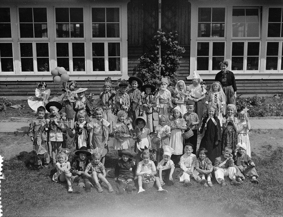 Afscheidsfeest_kinderen_Voorbereidende_school_Uiterwaardenstraat_(gekostumeerde),_Bestanddeelnr_906-5601