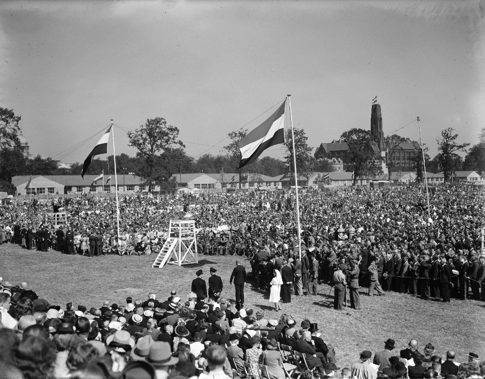 Afscheidshulde_van_de_Haagse_burgerij_Aubade_op_het_Malieveld_in_Den_Haag,_Bestanddeelnr_900-0009
