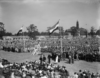 Afscheidshulde_van_de_Haagse_burgerij_Aubade_op_het_Malieveld_in_Den_Haag,_Bestanddeelnr_900-0009