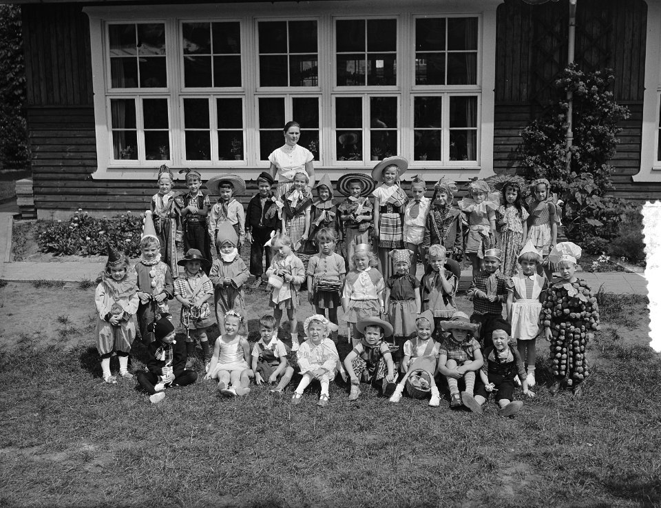 Afscheidsfeest_kinderen_Voorbereidende_school_Uiterwaardenstraat_(gekostumeerde),_Bestanddeelnr_906-5600