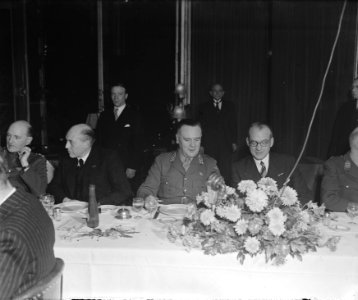 Afscheidsdiner_Militair_Gezag_voor_chef-staf_generaal_H.J._Kruls._In_het_midden_,_Bestanddeelnr_901-2037