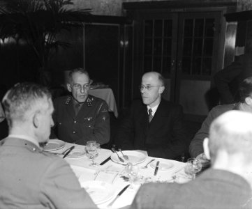 Afscheidsdiner_Militair_Gezag_voor_chef-staf_generaal_H.J._Kruls._In_het_midden…,_Bestanddeelnr_901-2036