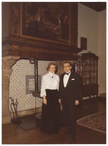 Afscheidsfoto_Burgemeester_L._de_Gou,_met_links_diens_echtgenote._Ambtsperiode_1969-1976,_NL-HlmNHA_54005245