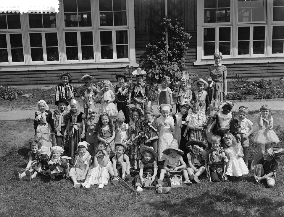 Afscheidsfeest_kinderen_Voorbereidende_school_Uiterwaardenstraat_(gekostumeerde),_Bestanddeelnr_906-5609