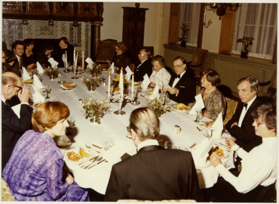 Afscheidsdiner_voor_wethouder_L.D._van_den_Berg_(CDA)_op_het_stadhuis._NL-HlmNHA_54014092_02