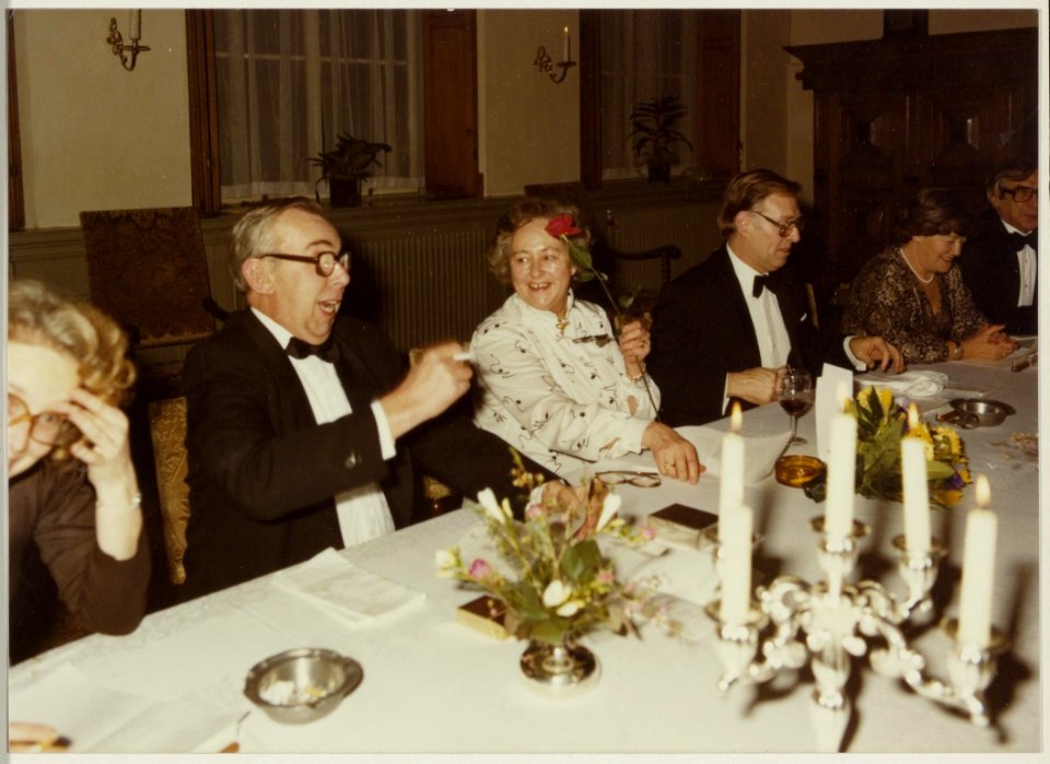 Afscheidsdiner_voor_wethouder_L.D._van_den_Berg_(CDA)_met_v.l.n.r._A._Thuis,_mevr._Van_den_Berg,_burgemeester_J._Reehorst._NL-HlmNHA_54014090_02