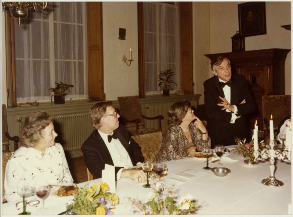 Afscheidsdiner_voor_wethouder_L.D._van_den_Berg_(CDA)_._A._Vos_(_staand)_houdt_een_toespraak._NL-HlmNHA_54014093_02