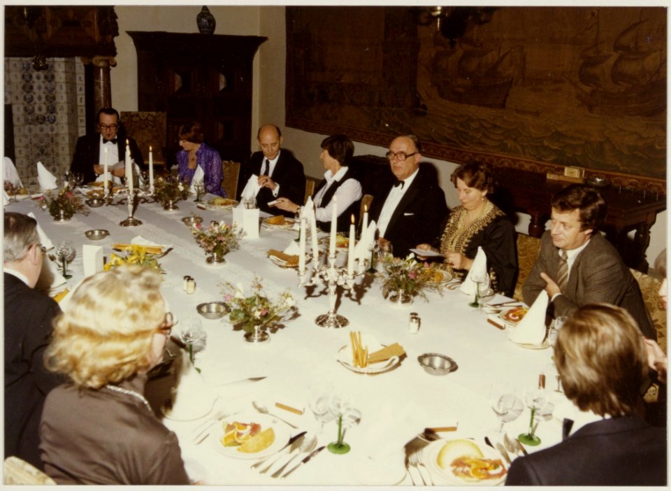 Afscheidsdiner_voor_wethouder_L.D._van_den_Berg_(CDA)_,_5de_van_links,_NL-HlmNHA_54014091_01