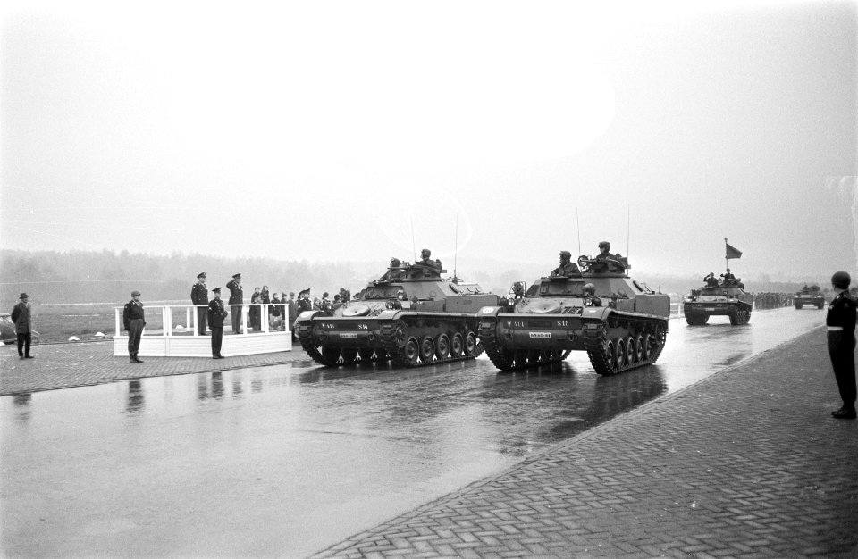 Afscheid_lt-gen._F._v.d._Veen_als_bevelhebber_landstrijdkrachten_op_Vlasakkers_t,_Bestanddeelnr_921-9523