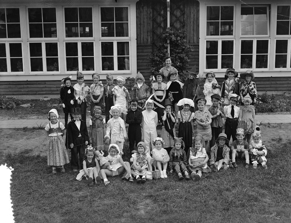 Afscheidsfeest_kinderen_Voorbereidende_school_Uiterwaardenstraat_(gekostumeerde),_Bestanddeelnr_906-5607