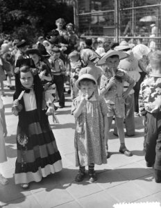 Afscheidsfeest_kinderen_Voorbereidende_school_Uiterwaardenstraat_(gekostumeerde),_Bestanddeelnr_906-5618