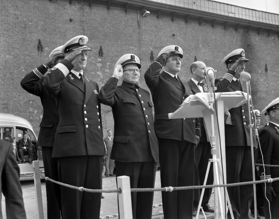 Afscheid_oudste_marineman_werkman_J_T_Jaske_marinekazerne_Amsterdam,_Bestanddeelnr_908-0266