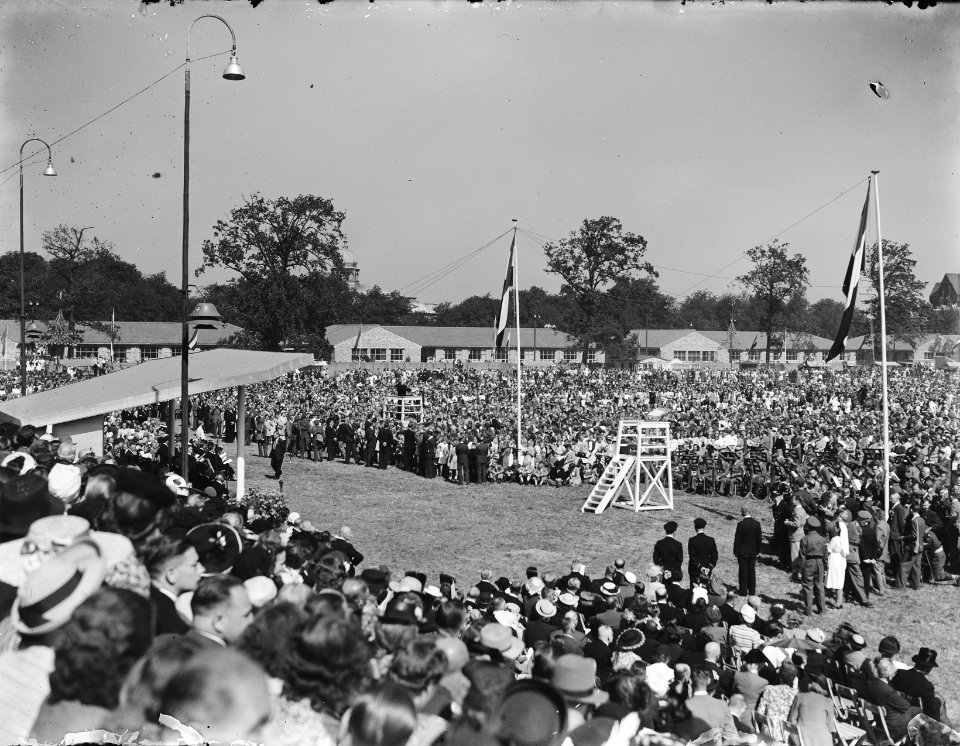 Afscheidshulde_van_de_Haagse_burgerij_Aubade_op_het_Malieveld_in_Den_Haag,_Bestanddeelnr_900-0010