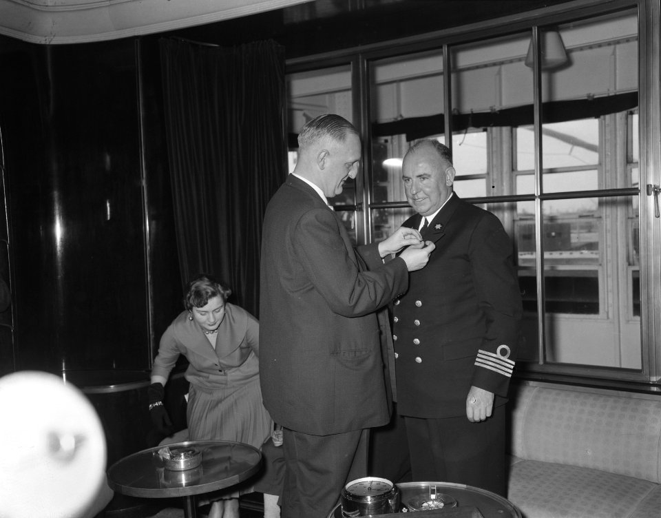 Afscheid_kapitein_Goedewagen_na_40_jaar_van_Willem_Ruys_met_nieuwe_opvolger_(kap,_Bestanddeelnr_907-0253
