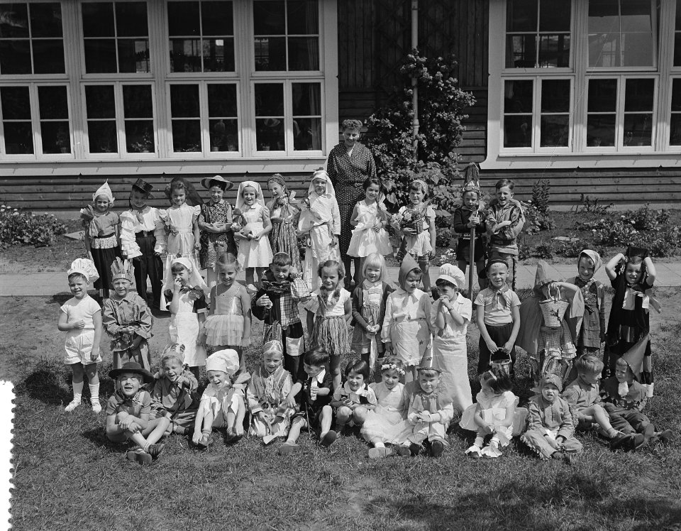 Afscheidsfeest_kinderen_Voorbereidende_school_Uiterwaardenstraat_(gekostumeerde),_Bestanddeelnr_906-5598