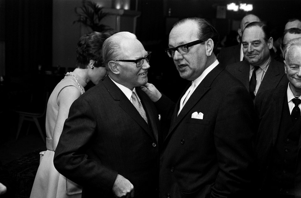 Afscheidsreceptie_hr._Heijn_,_directeur_Horecabedrijf_Olympisch_Stadion_._Hr._He,_Bestanddeelnr_923-1115