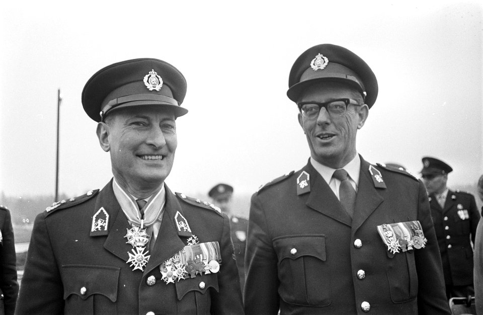 Afscheid_lt-gen._F._v.d._Veen_als_bevelhebber_landstrijdkrachten_op_Vlasakkers_l,_Bestanddeelnr_921-9521