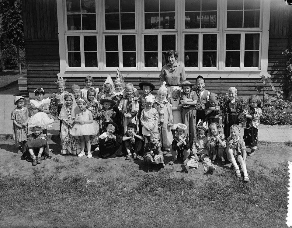 Afscheidsfeest_kinderen_Voorbereidende_school_Uiterwaardenstraat_(gekostumeerde),_Bestanddeelnr_906-5608